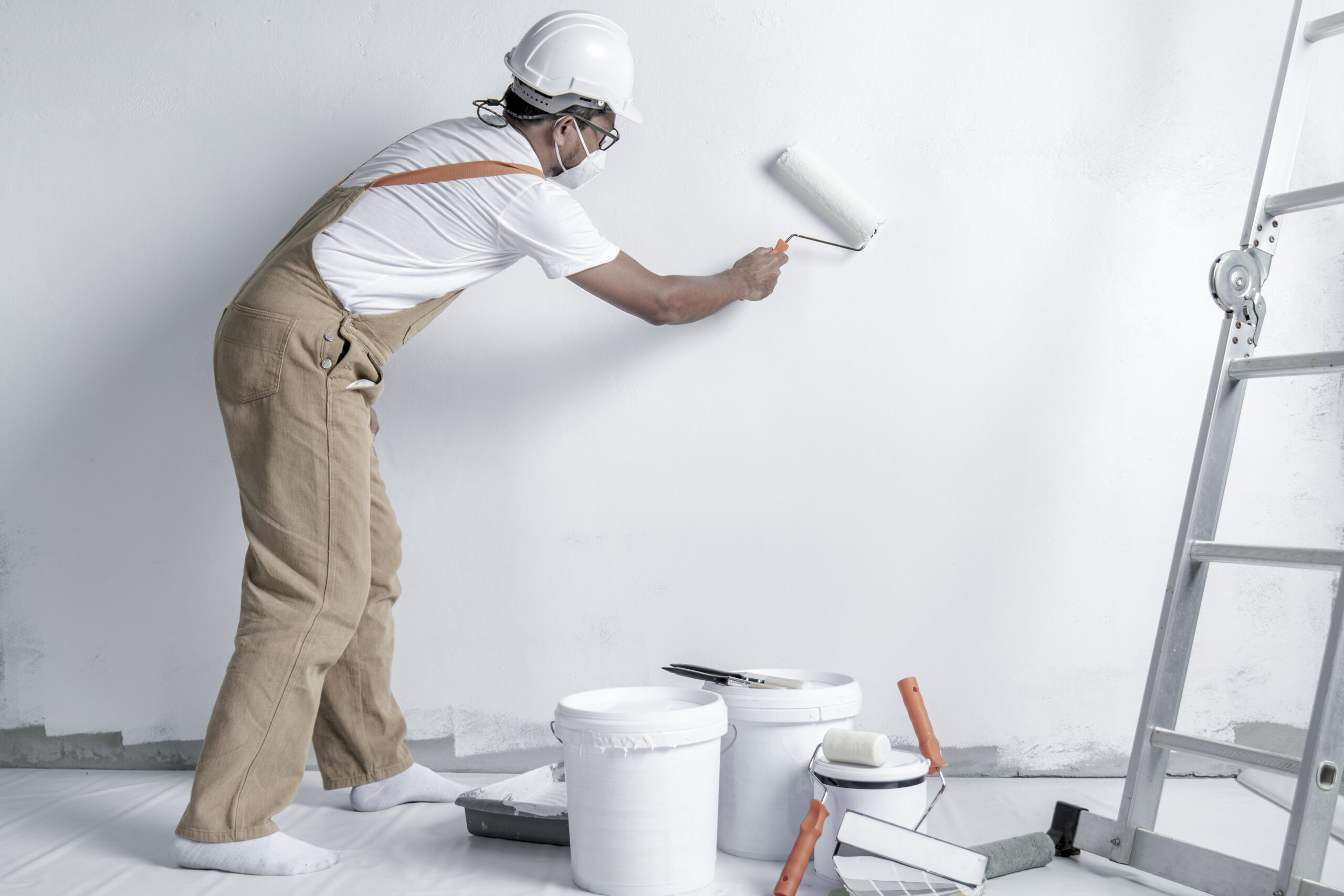 hombre pinta pared blanca rodillo reparacion interior scaled 1